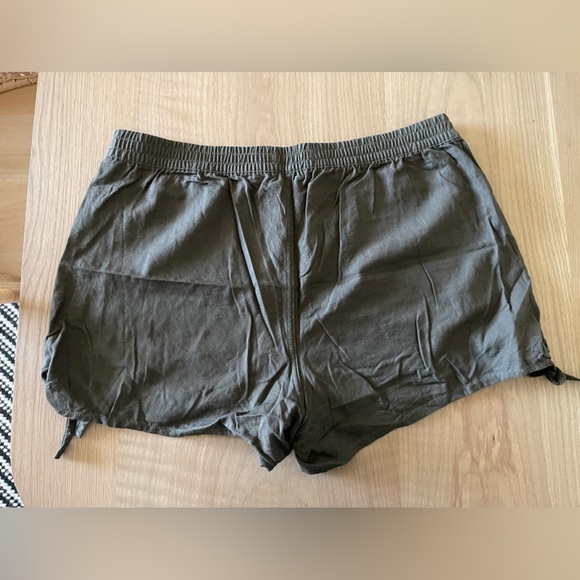Madewell | Olive Pull-On Shorts, Stretch Waist with ties—Comfy & Casual•••Size L - Picture 2 of 8